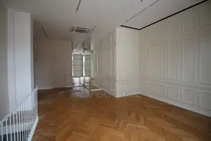 Деловен простор до плоштад